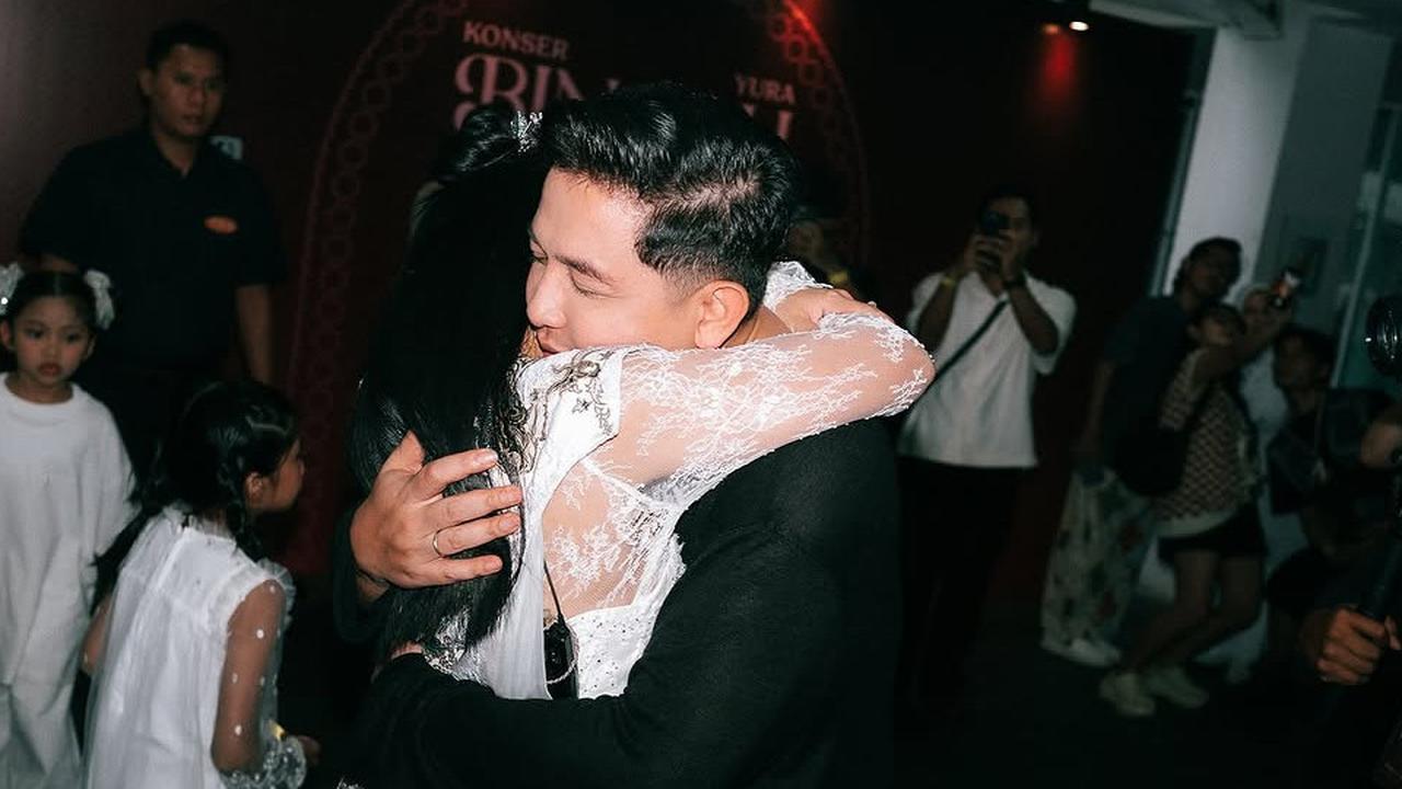 Pasangan Sweet, 5 Potret Donne Maula Beri Dukungan ke Yura Yunita saat Konser Bingah