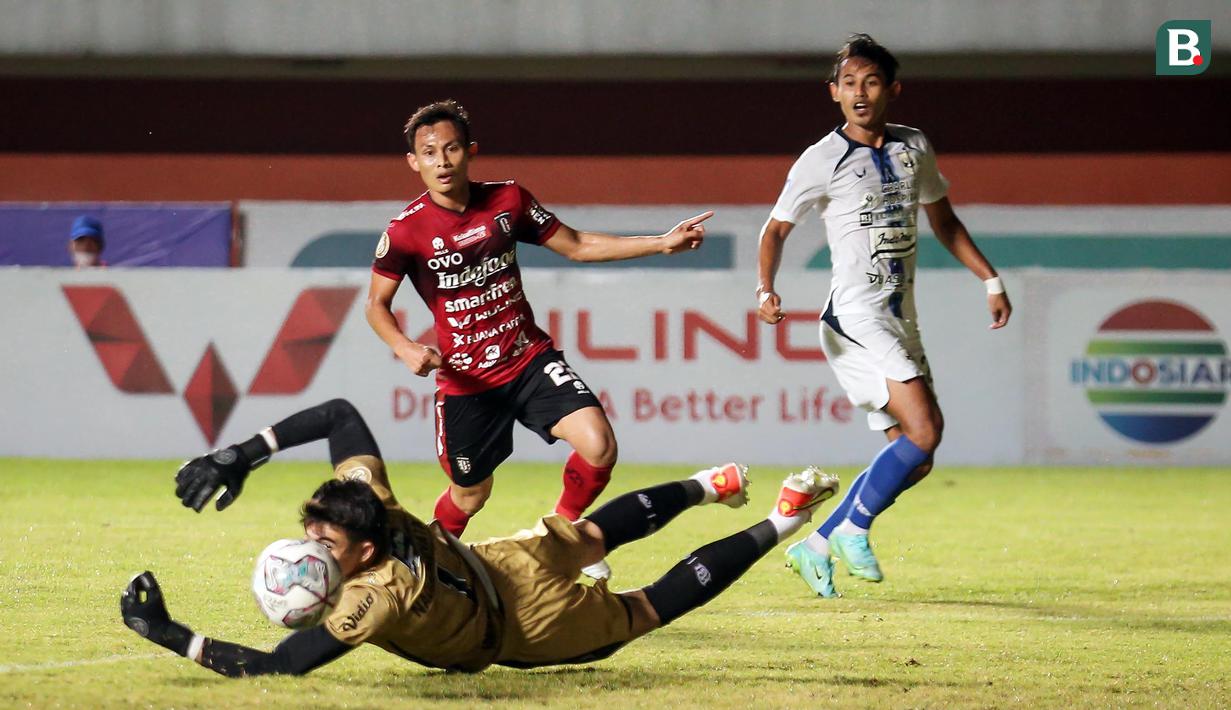 Tiga menit kemudian giliran Hari Nur Yulianto yang lepas dari kawalan pemain belakang Bali United berusaha menjebol gawang Bali United yang dijaga Nadeo Argawinata. (Bola.com/Bagaskara Lazuardi)