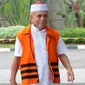 Gubernur nonaktif Aceh Irwandi Yusuf tersenyum saat tiba di Gedung KPK, Jakarta, Jumat (24/8). Irwandi Yusuf datang dengan mengenakan kopiah merah putih dan sepatu sport. (Merdeka.com/Dwi Narwoko)