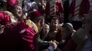 Yahudi Ultra-Ortodoks merayakan setelah minum alkohol selama hari libur Yahudi Purim di ultra-Ortodoks Mea Shearim, Yerusalem (28/2/2021). Hari libur Purim Yahudi memperingati keselamatan orang Yahudi dari genosida di Persia kuno, seperti yang diceritakan dalam Kitab Ester. (AP Photo/Oded Balilty)