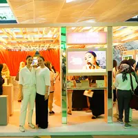 Cindy Dwianjani selaku Art Director, dan Dinar Amanda selaku Marketing Director di depan pop-up store Rollover Reaction dengan konsep playful yang mengusung nuansa warna merah muda.