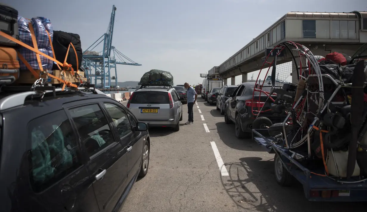 <p>Penumpang dengan mobil mereka antre untuk menaiki feri menuju Tangier di pelabuhan Algeciras, Spanyol, Rabu (15/6/2022). Ribuan warga negara Maroko yang bekerja dan tinggal di Eropa melewati Selat Gibraltar saat mereka kembali untuk menghabiskan liburan musim panas di Maroko. (JORGE GUERRERO / AFP)</p>