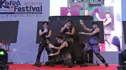Penampilan Non-Verbal The Painters HERO pada festival budaya dan pariwisata Korea Festival Travel, Food and Hanbok di Jakarta, Kamis (21/9). Festival ini digelar dari 21-24 September 2017 mendatang. (Liputan6.com/Herman Zakharia)