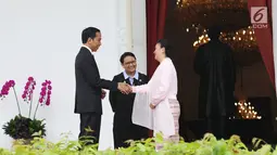 Presiden Jokowi berjabat tangan dengan Dubes Myanmar untuk RI Ei Ei Khin Aye usai Penyerahan surat-surat kepercayaan Dubes Luar Biasa dan Berkuasa Penuh (LBBP) untuk Republik Indonesia di Istana Merdeka, Jakarta, Selasa (12/9). (Liputan6.com/Angga Yuniar)