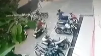 Aksi pencurian sepeda motor (Curanmor) di sebuah halaman Sekolah Dasar di Cengkareng, Jakarta Barat terekam kamera CCTV. Ketika aksinya kepergok oleh satpam sekolah, pelaku todongkan diduga senjata api (Istimewa)