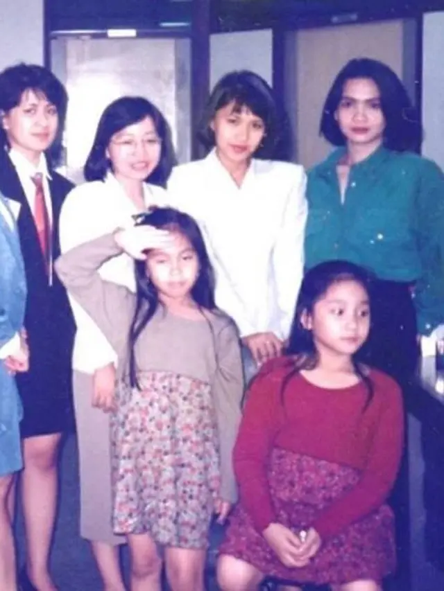 6 Foto Lawas Rieta Amilia Saat Asuh Nagita Slavina Kecil, Ibu Siap Siaga