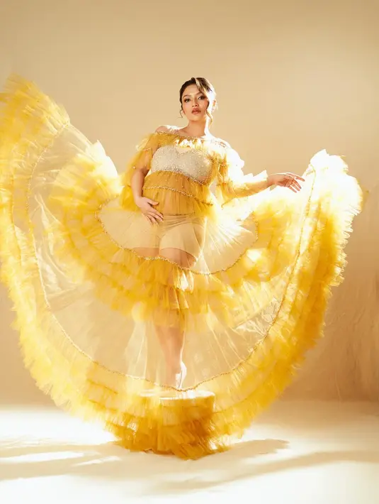 Pesonanya kian glamor saat rok pada gaunnya dibuat mekar yang makin memancarkan aura glowing [@sitibadriahh]