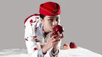 Sebuah toko online di China nampak menjual buah apel merah yang telah dicium para pramugari. 