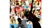 Pemain depan Timnas Portugal, Eder (kanan), melompat menahan pergerakan bola yang mengarah ke gelandang Ghana, Kwadwo Asamoah, di laga penutup penyisihan Piala Dunia 2014 Grup G di Stadion Nasional Brasilia, (26/6/2014). (REUTERS/Jorge Silva)