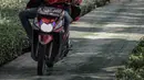 Pengendara motor melintas di atas trotoar pejalan kaki di kawasaan Daan Mogot, Jakarta, Senin (26/4/2021). Padatnya volume kendaraan pada jam kerja di kawasan tersebut membuat sejumlah pengendara motor nekat menggunakan trotoar yang merupakan
hak bagi pejalan kaki. (Liputan6.com/Faizal Fanani)
