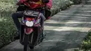Pengendara motor melintas di atas trotoar pejalan kaki di kawasaan Daan Mogot, Jakarta, Senin (26/4/2021). Padatnya volume kendaraan pada jam kerja di kawasan tersebut membuat sejumlah pengendara motor nekat menggunakan trotoar yang merupakan
hak bagi pejalan kaki. (Liputan6.com/Faizal Fanani)