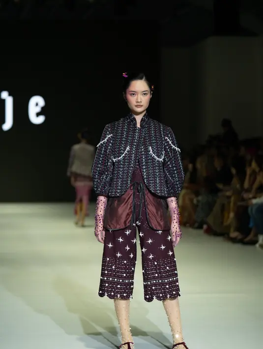 Dalam koleksi Moeri, STUDIO JEJE mempertahankan siluet boxy feminine khasnya dan dipenuhi dengan garis potongan lengkung.  [Dok/Studio Jeje]