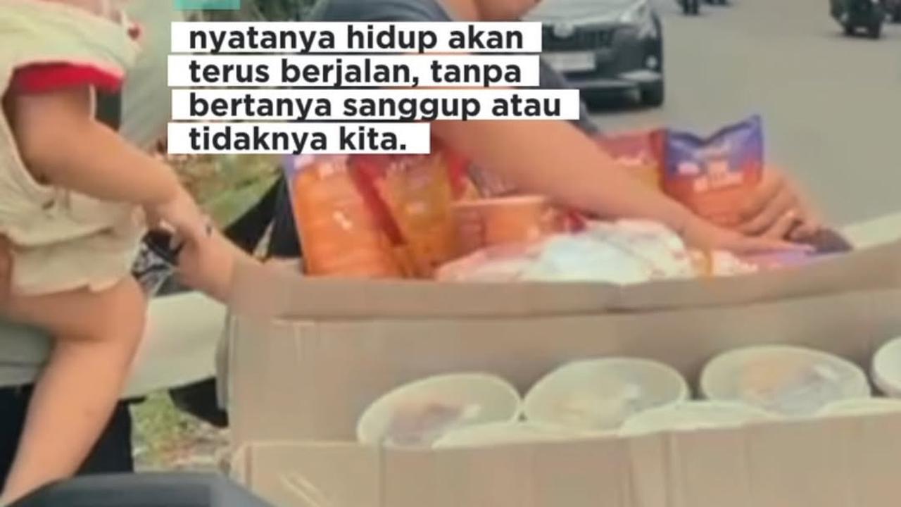 6 Potret Pesinetron Sidik Eduard yang Kini Jualan Makanan di Pinggir Jalan, Diangkut Pakai Motor