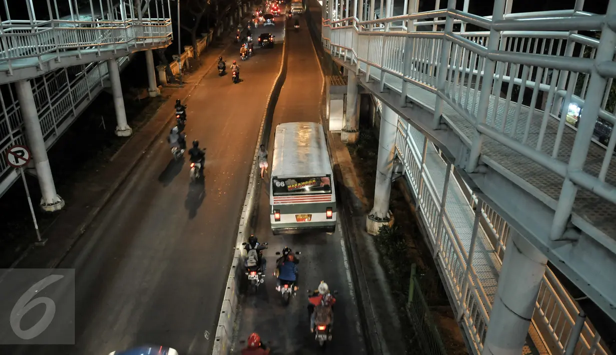 Kendaraan motor dan bus Kopaja menerobos jalur Transjakarta di kawasan Manggarai, Jakarta, Senin (1/8). Sebelumnya, Pemprov DKI Jakarta menyatakan komitmennya untuk terus melakukan sterilisasi jalur bus Transjakarta. (Liputan6.com/Yoppy Renato)