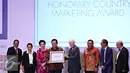 Ketua DPD RI Irman Gusman (keempat kiri) didampingi para menteri menerima penghargaan Honorary Country Marketing Award dari Philip Kotler dalam acara The First ASEAN Marketing Summit 2015, Jakarta, Jumat (9/10/2015). (Liputan6.com/Immanuel Antonius)