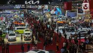 Pengunjung melihat produk mobil terbaru yang dipamerkan dalam ajang Gaikindo Indonesia International Auto Show (GIIAS) 2024 di Indonesia Convention Exhibition (ICE) BSD, Serpong, Kabupaten Tangerang, Banten, Kamis (18/7/2024). (Liputan6.com/Angga Yuniar)