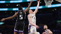 Rookie Lakers Dalton Knecht melakukan lay-up saat melawan Kings di lanjutan NBA 2024/2025 (AFP)