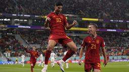 Berselang sepuluh menit, Spanyol sukses menggandakan keunggulan menjadi 2-0 lewat gol Marco Asensio. Gol tercipta melalui sepakan first time usai memanfaatkan umpan Jordi Alba. (AP/Alessandra Tarantino)
