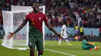 Selebrasi pemain Timnas Portugal, Rafael Leao usai mencetak gol ketiga Portugal&nbsp;ke gawang Ghana dalam pertandingan Grup H Piala Dunia 2022 yang berlangsung di Stadium 974, Qatar, Kamis (24/11/2022). (AP Photo/Manu Fernandez)