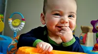 pada fase oral, bayi sering memasukkan mainan dan jari ke mulutnya. Apakah ini dibolehkan?