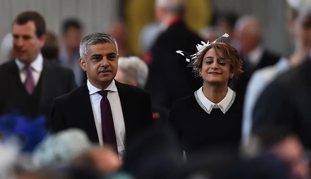 Wali Kota London Sadiq Khan dan istrinya Saadiya saat menghadiri perayaan ulang tahun ke-90 Ratu Elizabeth di Katedral St Paul di London, Inggris, (10/6/2016). (AFP PHOTO / POOL / BEN STANSALL)