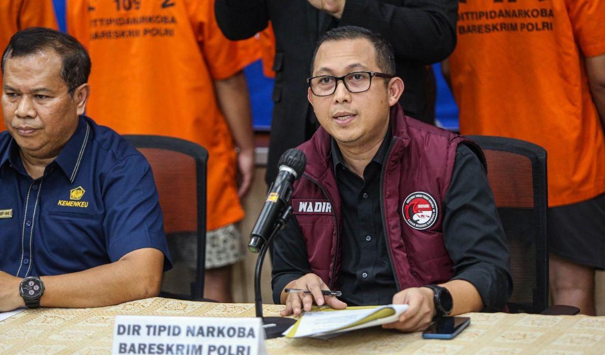 "Intinya kerugian negara secara langsung tidak ada, karena sifatnya itu adalah barang-barang kiriman biasa. Tetapi kerugian yang sifatnya adalah barang-barang narkotika yang masuk,"<br>