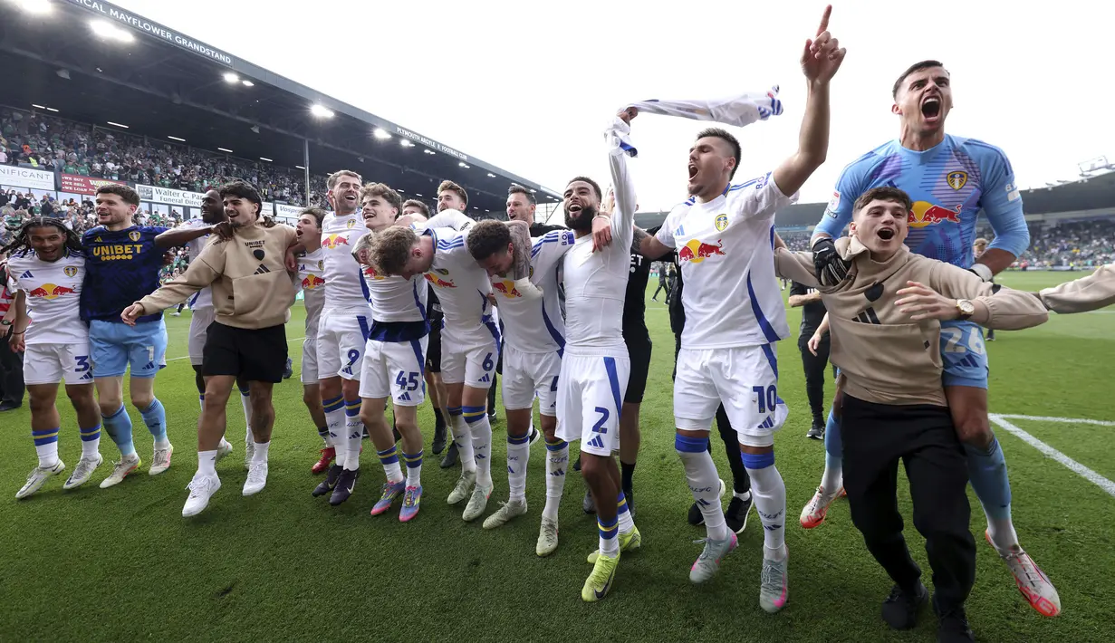 Para pemain Leeds United berselebrasi setelah memastikan timnya juara Championship 2024/2025 setelah mengalahkan Plymouth Argyle di Home Park, Plymouth, Inggris, Sabtu (03/05/2025) waktu setempat. (AP Photo/PA/Steven Paston)