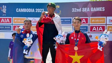 Atlet maraton putra Indonesia, Agus Prayogo, saat seremoni penyerahan medali SEA Games 2023. Agus Prayogo berhasil menyabet medali emas SEA Games 2023 dari nomor maraton putra, Sabtu (6/5/2023) pagi. (Bola.com/Dok. NOC Indonesia/Andika)