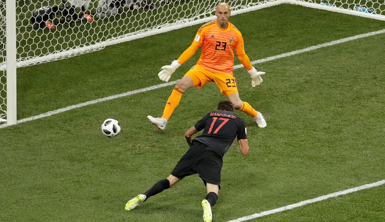 Pemain Kroasia, Mario Mandzukic menyundul bola di depan kiper Argentina, Wilfredo Caballero pada pertandingan Grup D Piala Dunia 2018 di Nizhy Novgorod Stadium, Rusia, Jumat (22/6). Menghadapi Kroasia, Argentina takluk dengan skor 0-3.. (AP/Michael Sohn)