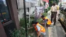 Warga mendapat hukuman kerja sosial saat razia gabungan Kelurahan Gandul di Perempatan Gandul, Cinere, Depok, Kamis ( 29/08/2020). Sebagaimana diketahui Kota Depok saat ini kembali masuk ke dalam wilayah dengan resikobtinggi alias zina merah penularan covid-19 nasional. (merdeka.com/Arie Basuki)