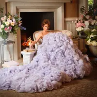 Jennifer Lopez pakai gaun karya Monica Ivena. [Dok/ASA].