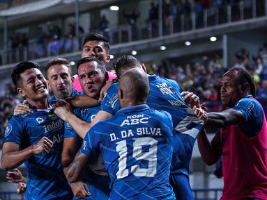 Sejumlah pemain Persib Bandung merayakan gol penyeimbang kedudukan ke gawang Dewa United yang diciptakan oleh Ezra Walian (tengah) pada menit ke-90+2 dalam pertandingan lanjutan pekan ketiga BRI Liga 1 2023/2024 yang berlangsung di Stadion Gelora Bandung Lautan Api, Jawa Barat, Jumat (14/7/2023). (Bola.com/Bagaskara Lazuardi)