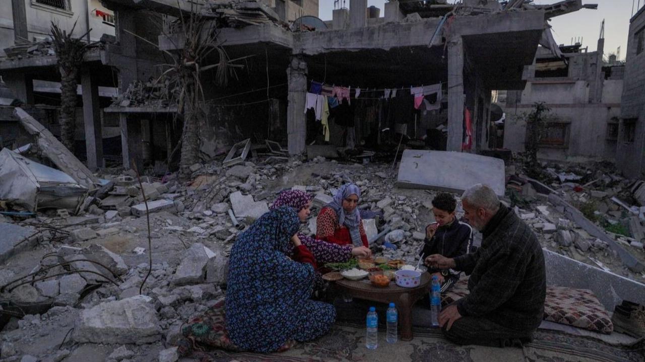 Rentetan serangan Israel membuat warga Jalur Gaza harus merayakan buka puasa Ramadan tanpa kegembiraan..&nbsp;Sebagaimana dialami oleh keluarga al-Naji di Dier el-Balah, Jalur Gaza tengah, Palestina, pada Senin (11/3/2024). AFP