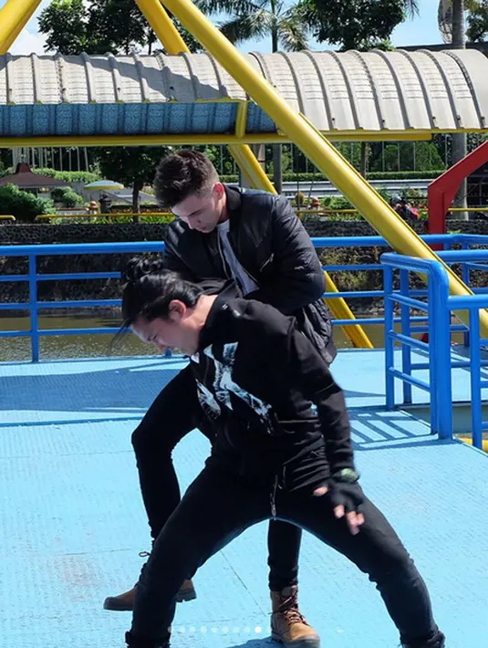 Suatu ketika perusahaan milik Sultan didemo oleh warga, hingga menyebabkan Sultan ayah Boy terkena panah beracun. Willy (Willy Dozan) sebagai orang yang dituduh atas kejadian tersebut. (Instagram/celine_evangelista)