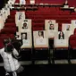 Kameramen mengambil gambar tempat duduk disertai foto para selebriti dan tamu untuk perhelatan akbar Emmy Awards 2018 di Teater Microsoft, Los Angeles, Kamis (13/9). Emmy Awards ke-70 akan digelar 17 September mendatang. (Chris Pizzello/Invision/AP)