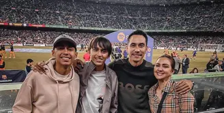 Darius Sinathrya membagikan momen saat mengunjungi Camp Nou. Darius bersama istri dan dua anaknya menyaksikan pertandingan Barcelona di kandang. Suami Donna Agnesia, itu kembali ke markas Barca setelah delapan tahun lalu. [Instagram/darius_sinathrya]