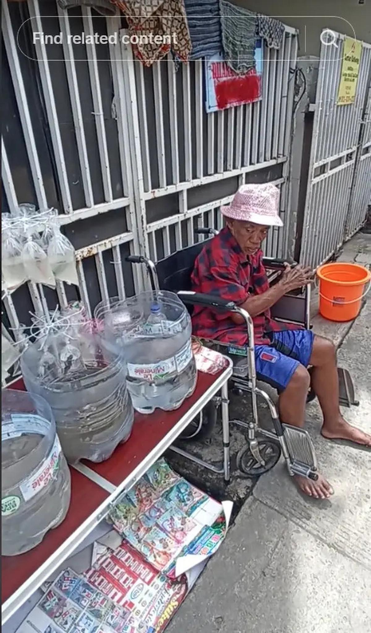 6 Potret Terbaru Pak Tarno Kondisinya Bikin Prihatin, Jualan Ikan Cupang Pakai Kursi Roda