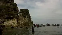 Di pantai Sawarna, juga tersedia fasilitas penginapan dengan biaya relatif terjangkau, antara Rp 350 ribu hingga Rp 400 ribu.