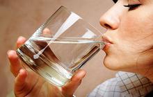 Stop! 5 Kebiasaan minum yang salah