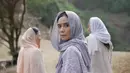 Dalam Qodrat, Marsha Timothy memerankan Yasmin, janda dua anak yakni Asha (Maudy Effrosina) dan Alif (Keanu Azka). Alif yang lumpuh akibat kecelakaan belakangan bersikap aneh. Ia sering mengobrol dengan arwah bapaknya di dalam lemari. Ini bikin Yasmin waswas. Puncaknya ketika pada suatu malam, Alif ditemukan tersungkur di depan lemari yang terbuka kedua pintunya. (Foto: Dok. Magma Entertainment/ Rapi Films)