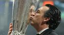 Sementara itu, gelar ini menjadi spesial untuk Unai Emery setelah dirinya berhasil mencatatkan nemanya sebagai salah satu pelatih tersukses dalam sejarah Liga Europa. Gelar bersama Aston Villa menjadi trofi kelimanya di kompetisi tersebut. (AP Photo)