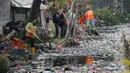 Petugas kebersihan membersihkan sampah di Kali Bahagia, Bekasi, Jawa Barat, Kamis (1/8/2019). Ratusan petugas gabungan dikerahkan untuk membersihkan Kali Bahagia. (AP Photo/Tatan Syuflana)