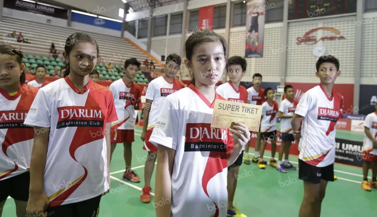 Ekspresi seorang peserta setelah mendapat super tiket tambahan Audisi Umum Beasiswa Bulutangkis PB Djarum di GOR Sritex, Solo, Senin (11/4/2016). (Bola.com/Arief Bagus)