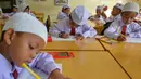 Para siswa sendiri tampak antusias untuk  mengikuti kegiatan belajar di hari pertama sekolah. (Chaideer MAHYUDDIN/AFP)