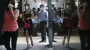 Warga Singapura menggunakan masker saat menjalankan aktivitas Singapura, Selasa (29/9/2015). Badan Lingkungan Hidup Nasional Singapura meningkatkan level kabut asap menjadi sangat tidak sehat (REUTERS/Edgar Su)