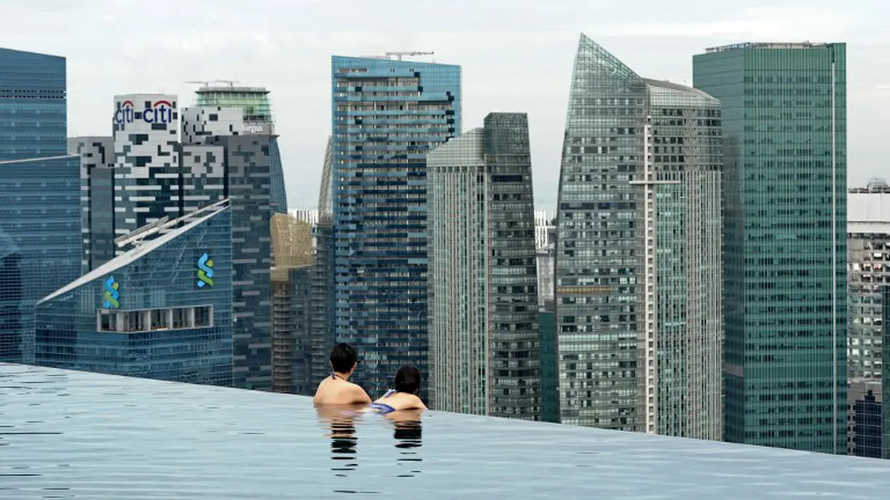 Kolam Renang Dengan Pemandangan Gedung Pencakar Langit di Singapura 