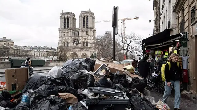 Tumpukan sampah menjadi pemandangan lazim di ibu kota Prancis, Paris, dalam beberapa hari terakhir menyusul aksi mogok pekerja sektor sanitasi yang memasuki hari kesembilan pada Selasa (14/3/2023). (Dok. AFP/Alain Jocard)