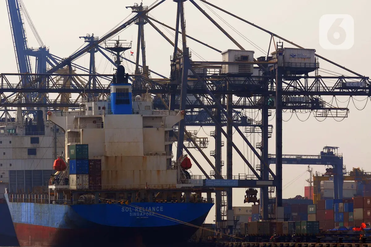 Bongkar muat peti kemas di Pelabuhan Tanjung Priok