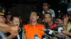 Mantan Menteri Agama, Suryadharma Ali memberikan keterangan usai diperiksa di gedung KPK, Jakarta, Jumat (10/4/2015). Suryadharma Ali ditetapkan sebagai tersangka kasus dugaan korupsi penyelenggaraan haji tahun 2012-2013. (Liputan6.com/Herman Zakharia)