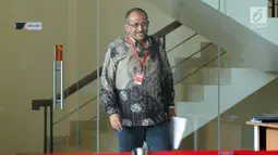 Mantan anggota DPR Djamal Aziz bersiap meninggalkan gedung KPK usai menjalani pemeriksaan, Jakarta, Senin (8/1). Djamal diperiksa sebagai saksi dugaan korupsi pengadaan E-KTP dengan tersangka Anang Sugiana Sudiharjo. (Liputan6.com/Helmi Fithriansyah)